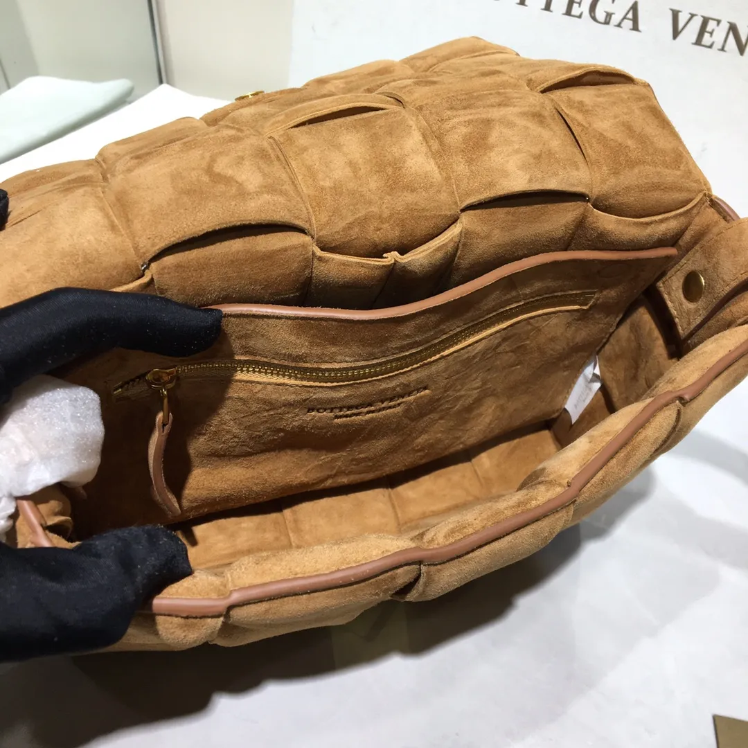 The Veneta Cassette pillow bag is made of soft frosted calfskin + aged matte gold buckle, very very fashionable! ! The leather feels super comfortable to the touch, and it has adjustable spaghetti straps with a signature triangle buckle. Size:26cm*18cm*8cm